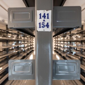 Estantes metálicas originais da década de 1930 foram restauradas. Foto: Renato Mangolin/Acervo Instituto Pedra Estantes metálicas originais da década de 1930 foram restauradas. Foto: Renato Mangolin/Acervo Instituto Pedra