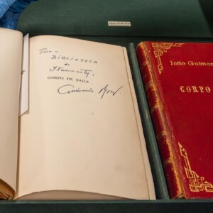 Livro com marca de proveniência: exemplar original com assinatura do escritor João Guimarães Rosa. Foto: Renato Mangolin/Acervo Instituto Pedra