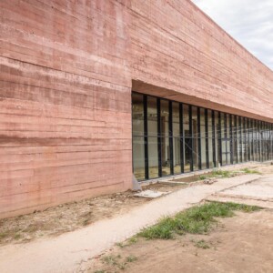 Pórtico em concreto armado: intervenção contemporânea integra projeto de restauro do edifício das Cavalariças. Foto: Renato Mangolin/Acervo Instituto Pedra